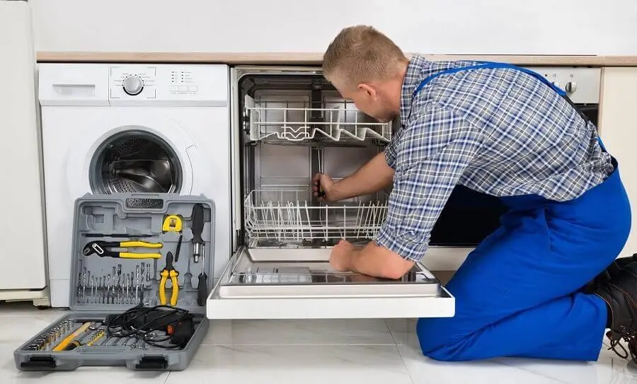 Çiğli Midea servisi teknisyen ekibi beyaz eşya tamiri yaparken